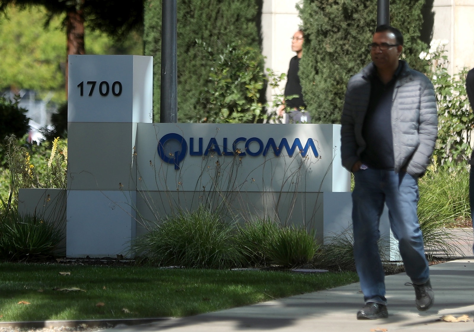 Broadcom offers to buy Qualcomm for a record $130 billion